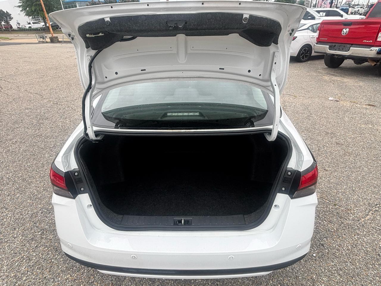 Nissan Versa  2023