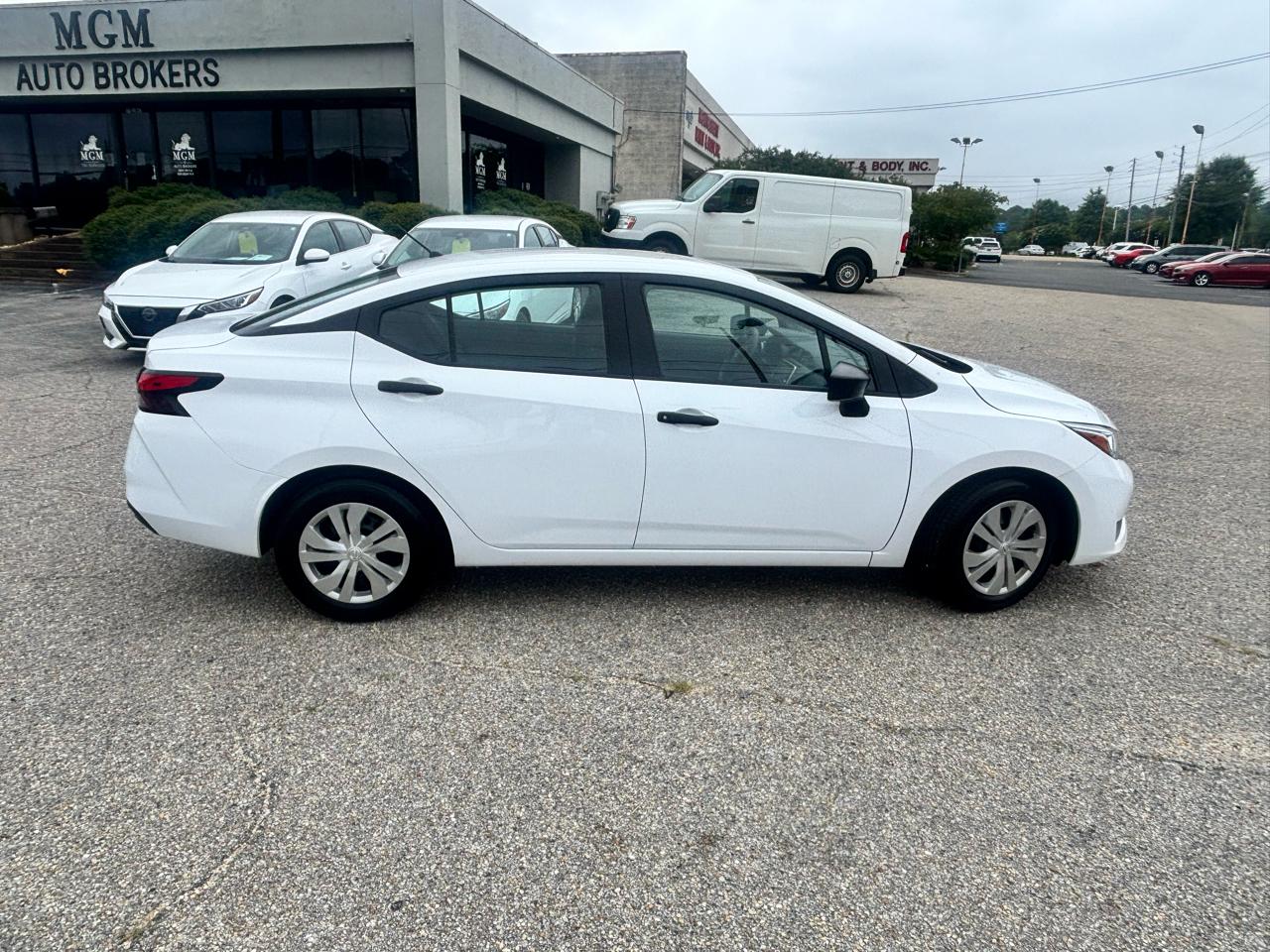 Nissan Versa  2023