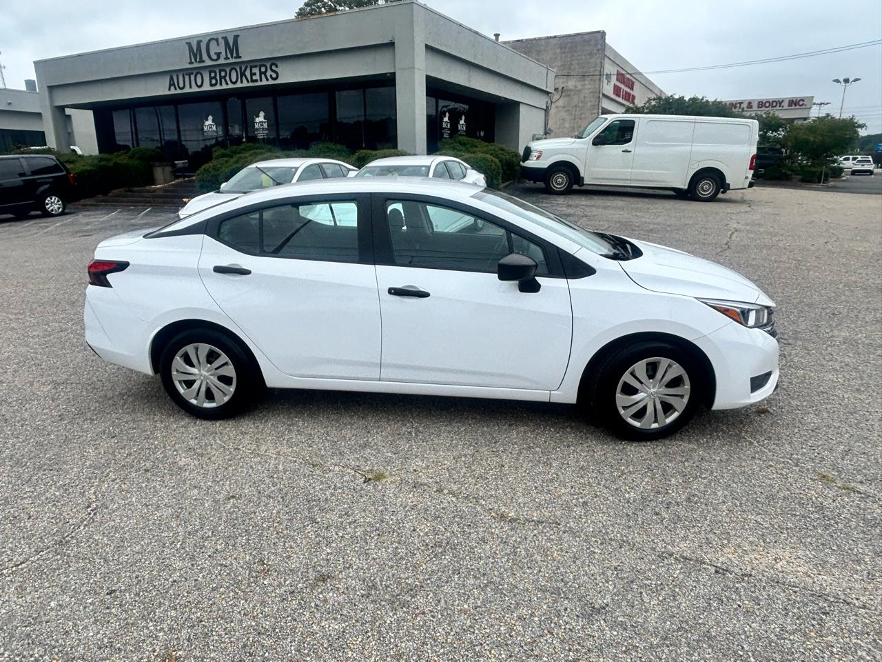 Nissan Versa  2023