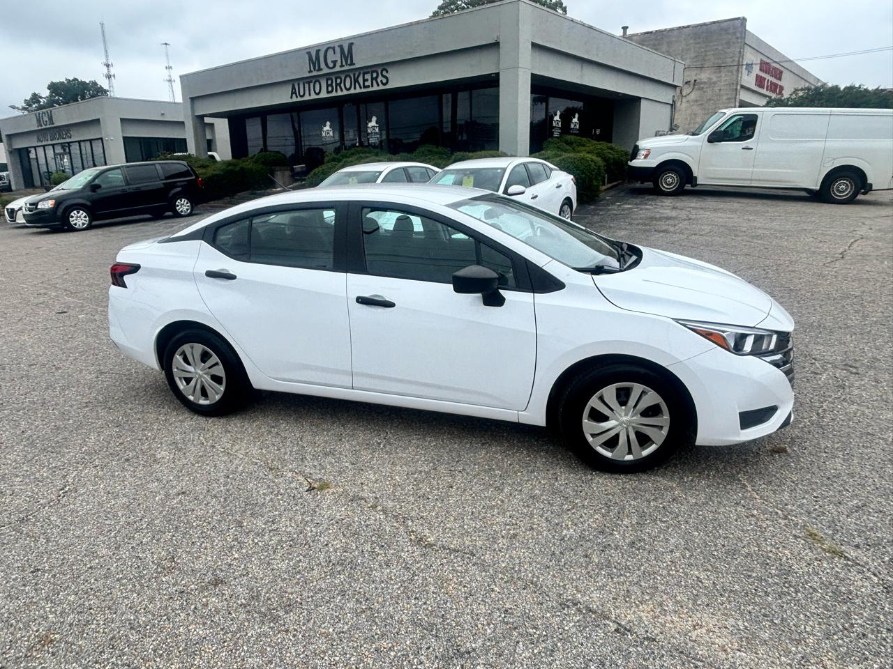 Nissan Versa  2023