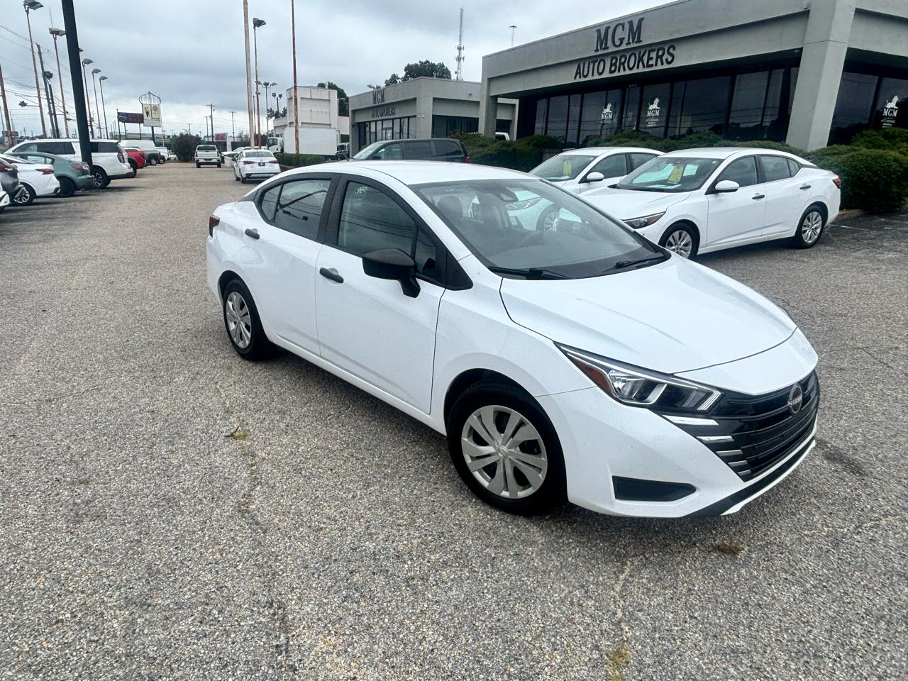 Nissan Versa  2023