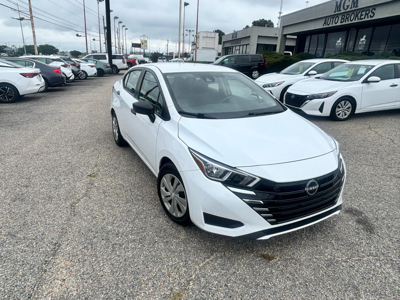 Nissan Versa  2023