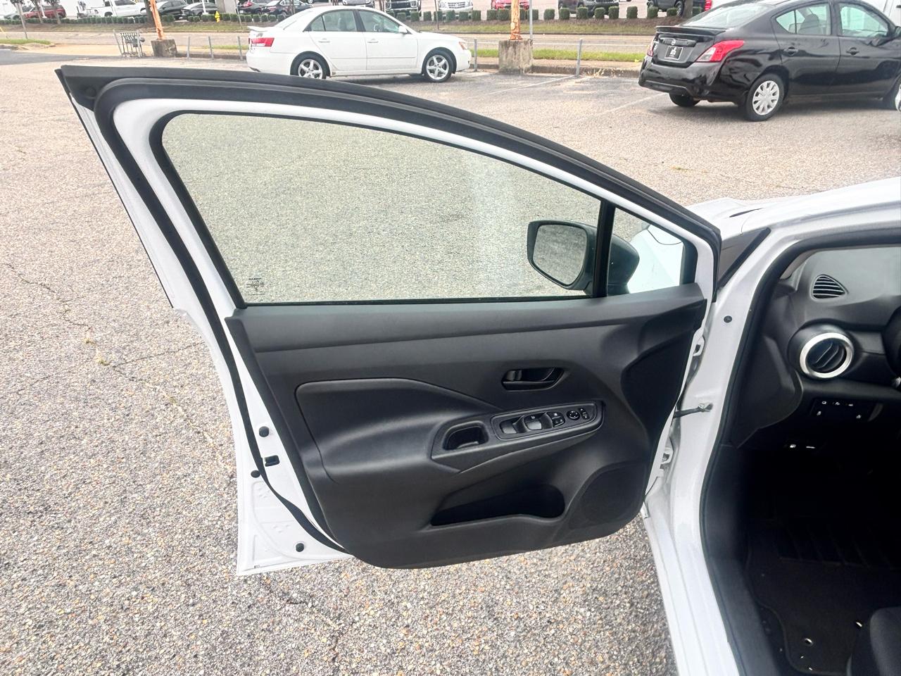 Nissan Versa  2023