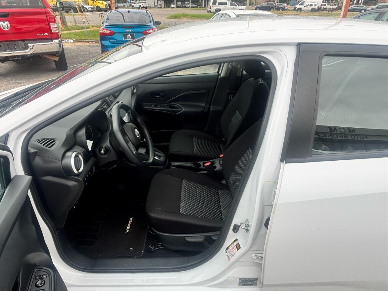 Nissan Versa  2023