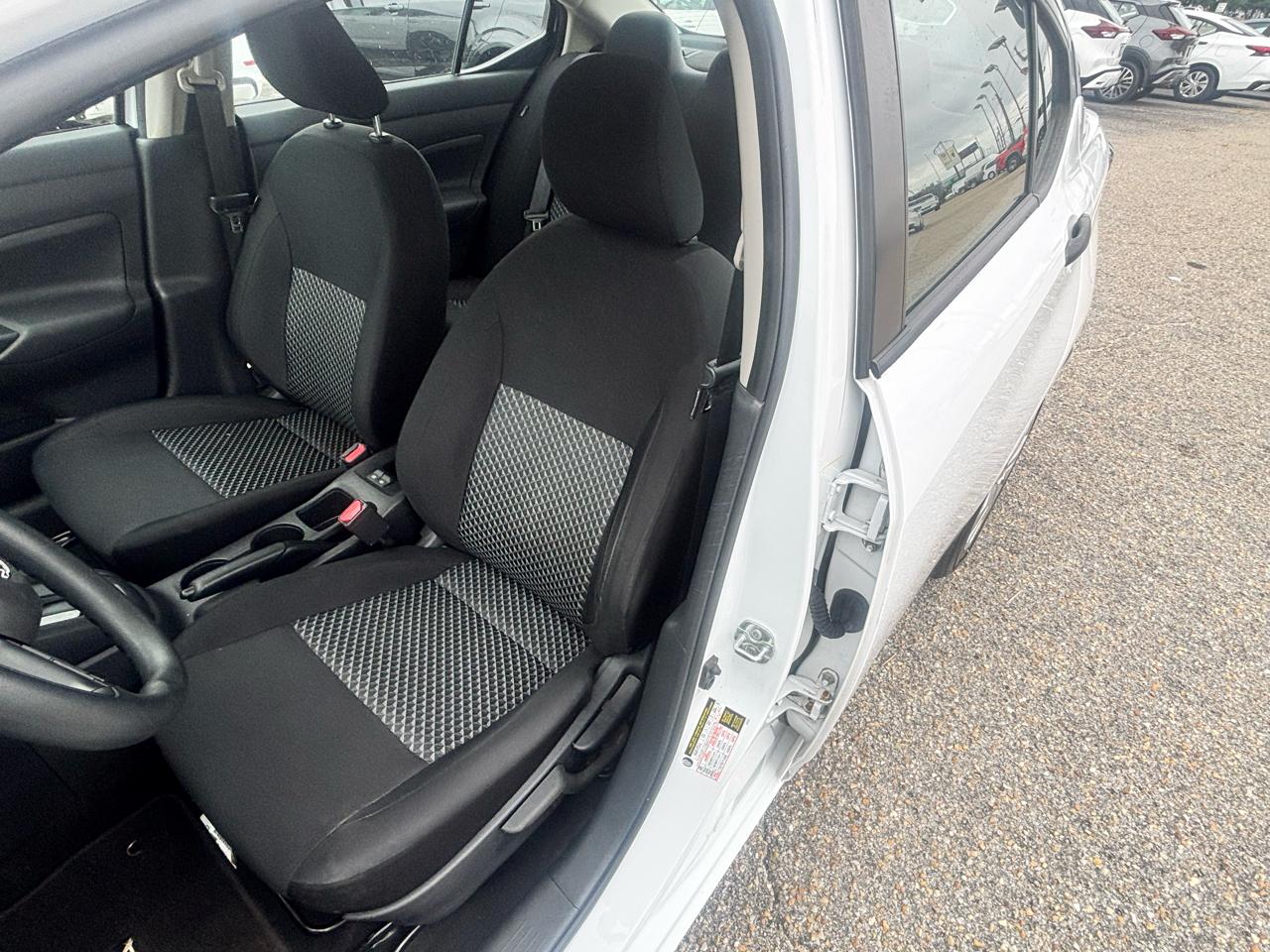 Nissan Versa  2023