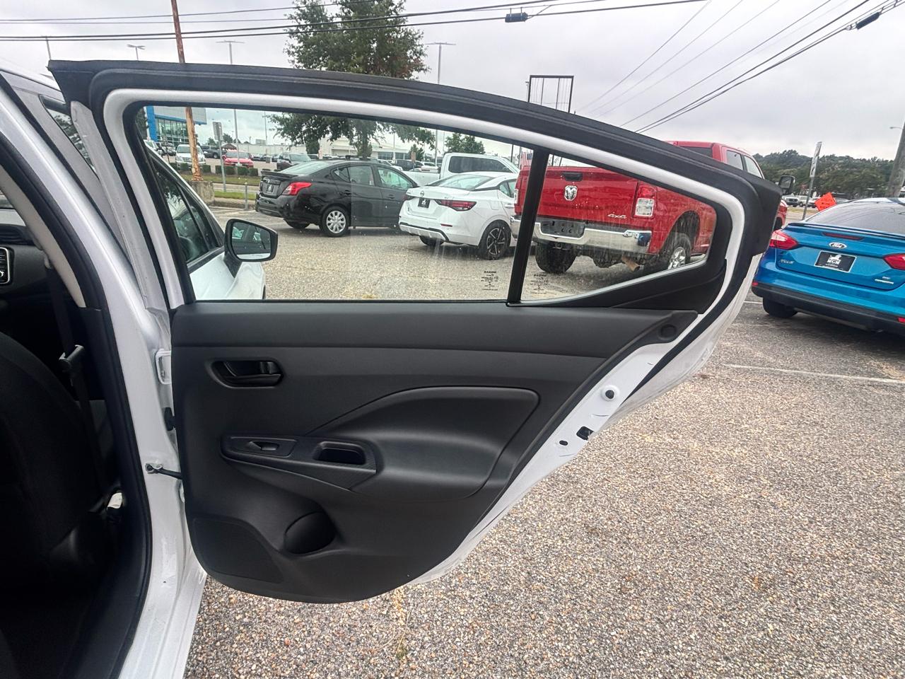 Nissan Versa  2023
