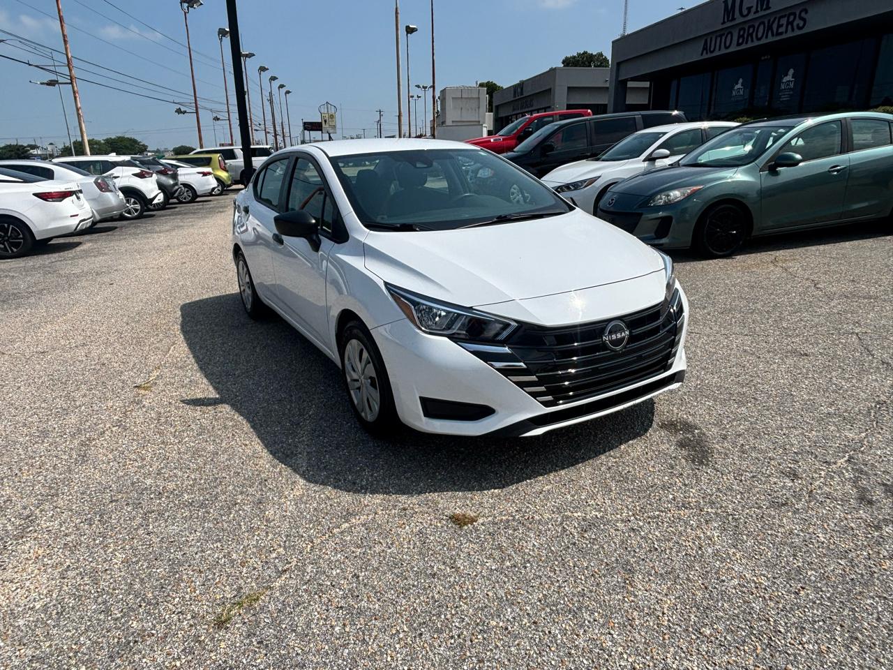 Nissan Versa  2023