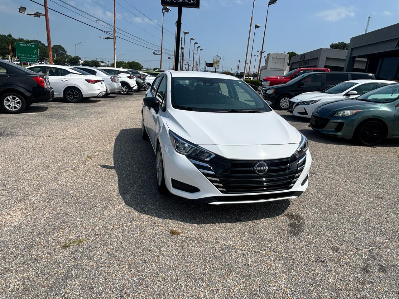 Nissan Versa  2023