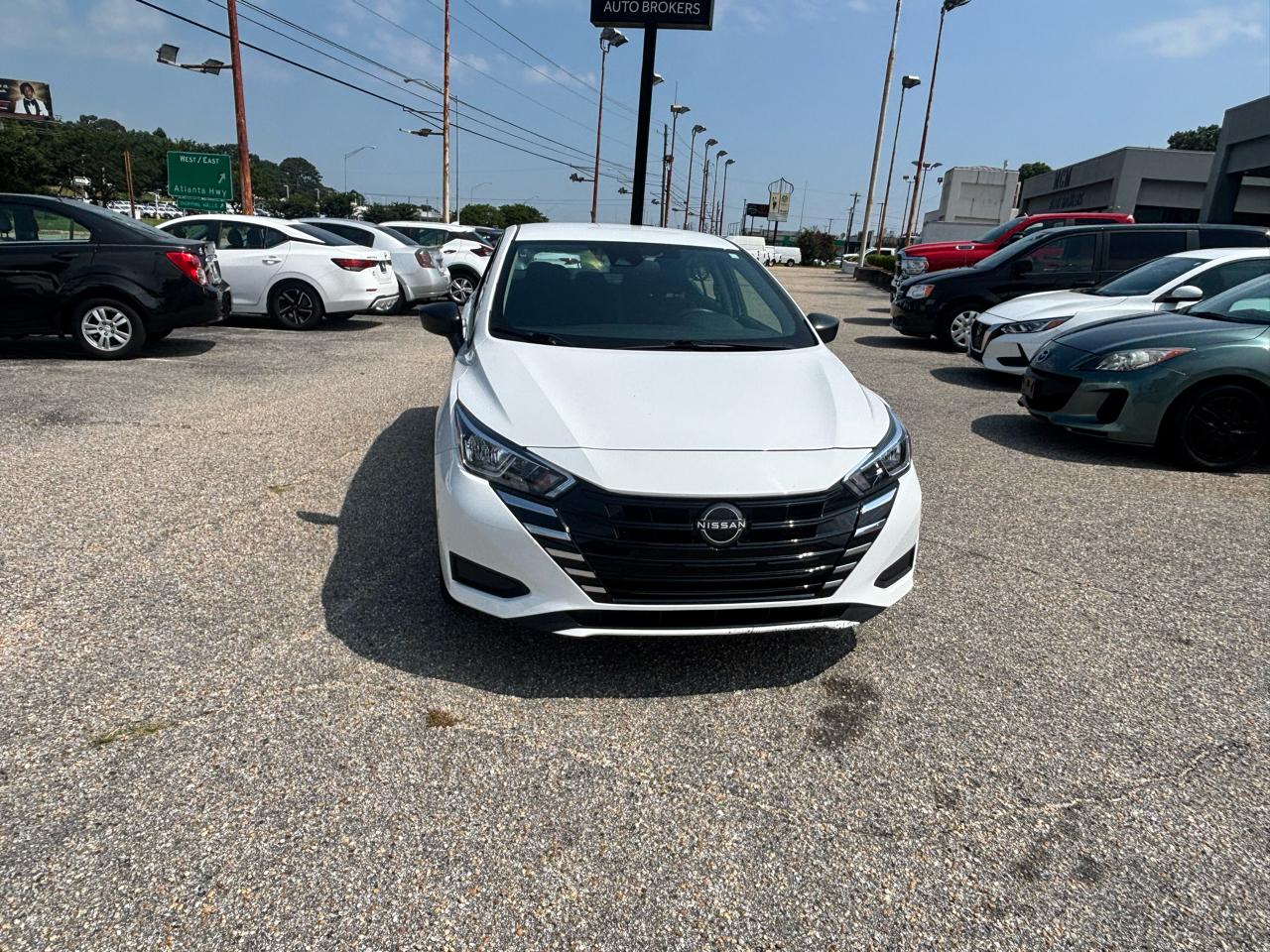 Nissan Versa  2023