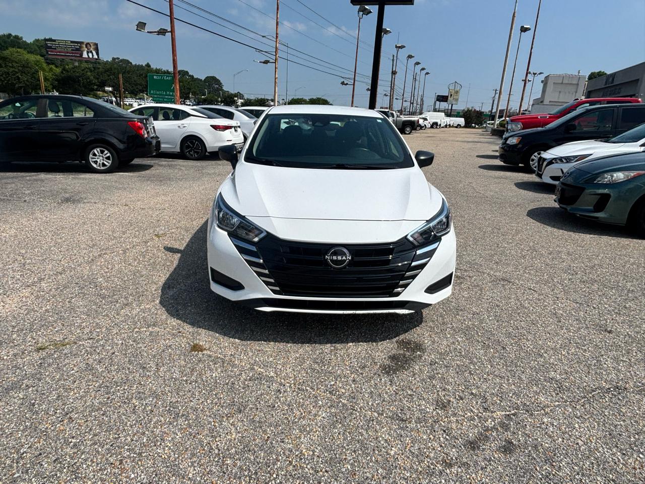 Nissan Versa  2023