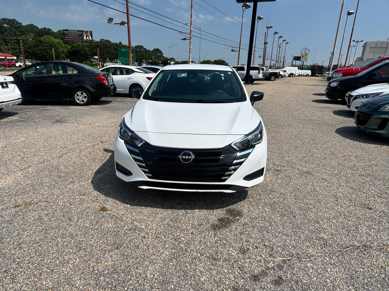 Nissan Versa  2023