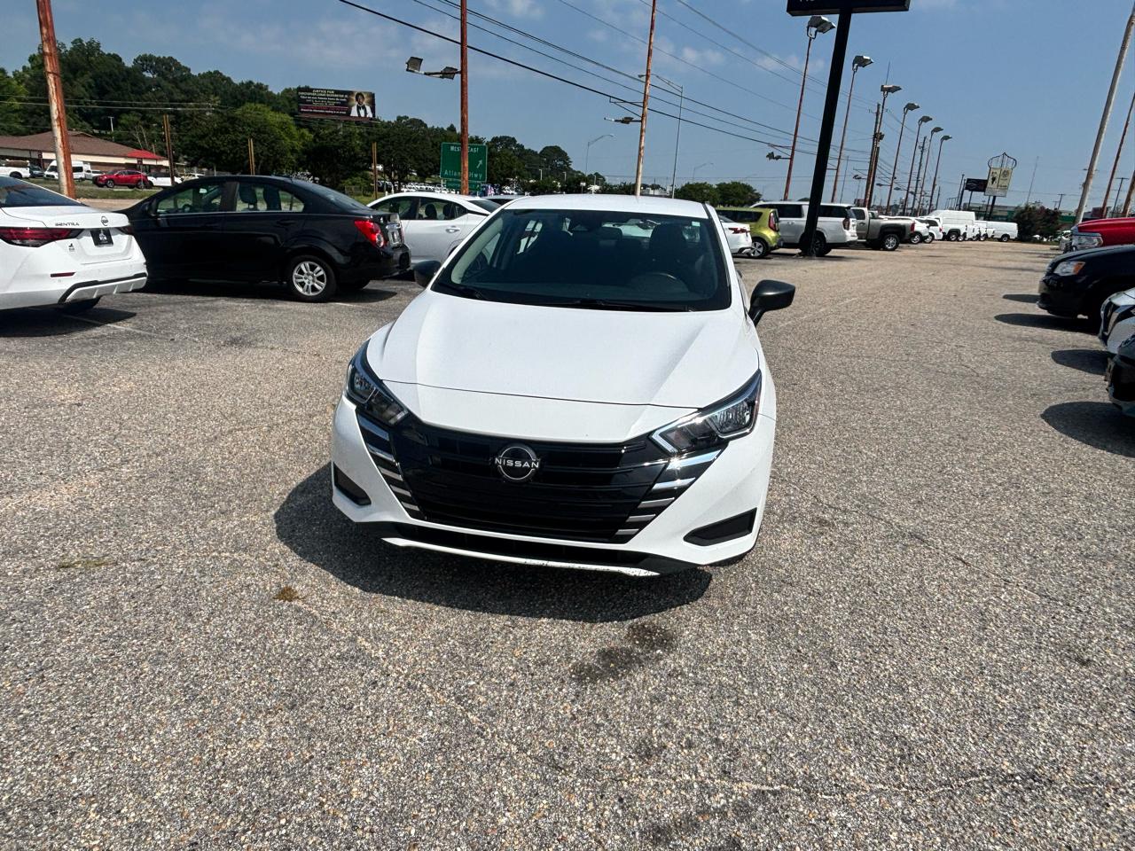 Nissan Versa  2023