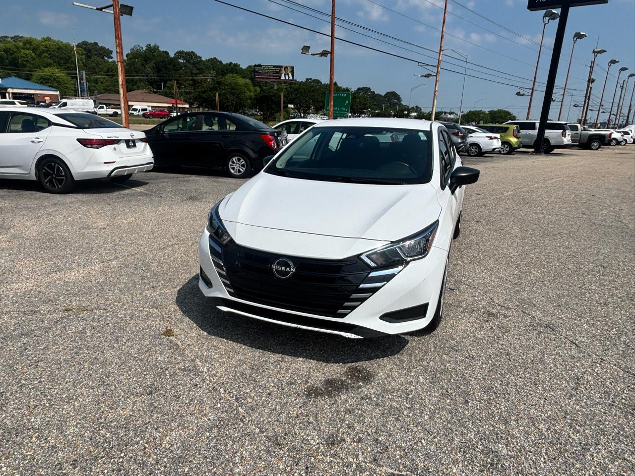 Nissan Versa  2023