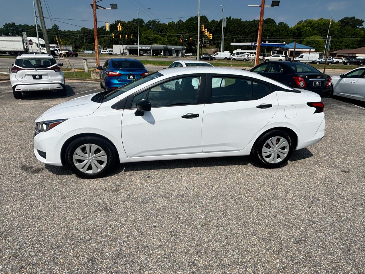 Nissan Versa  2023