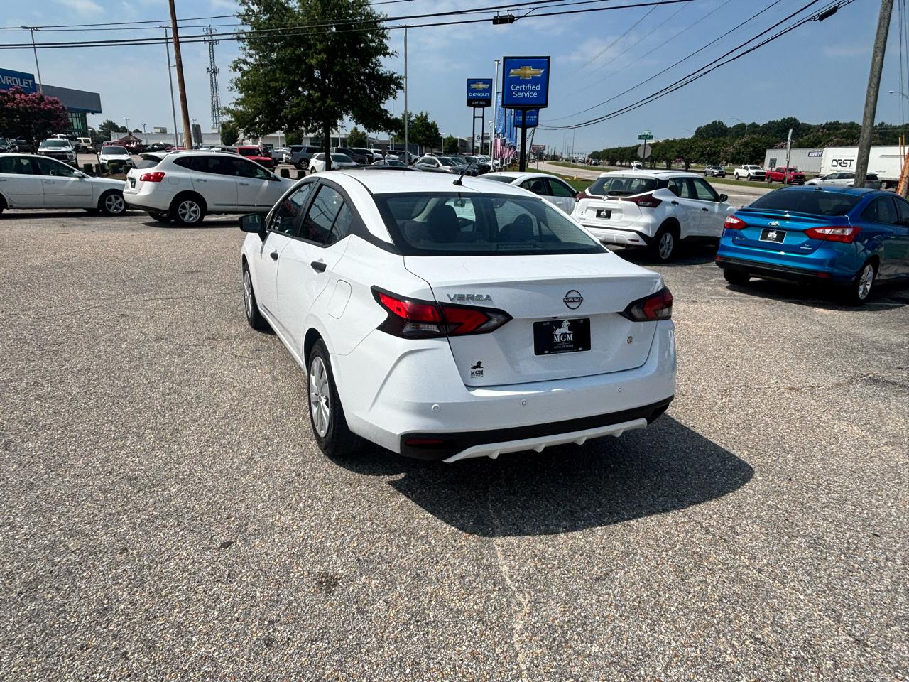 Nissan Versa  2023