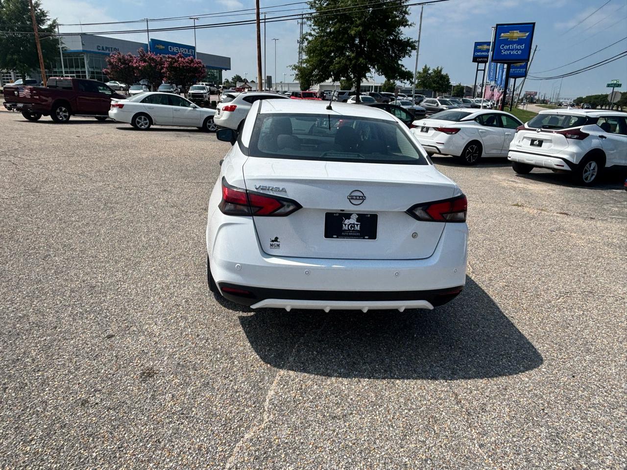 Nissan Versa  2023