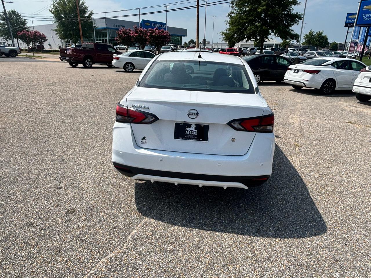Nissan Versa  2023