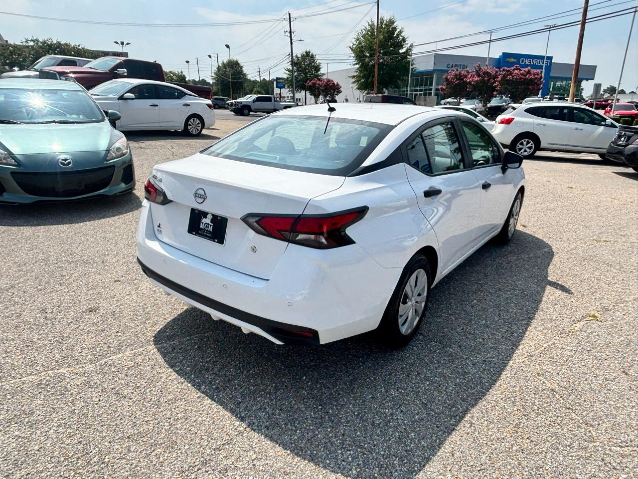 Nissan Versa  2023