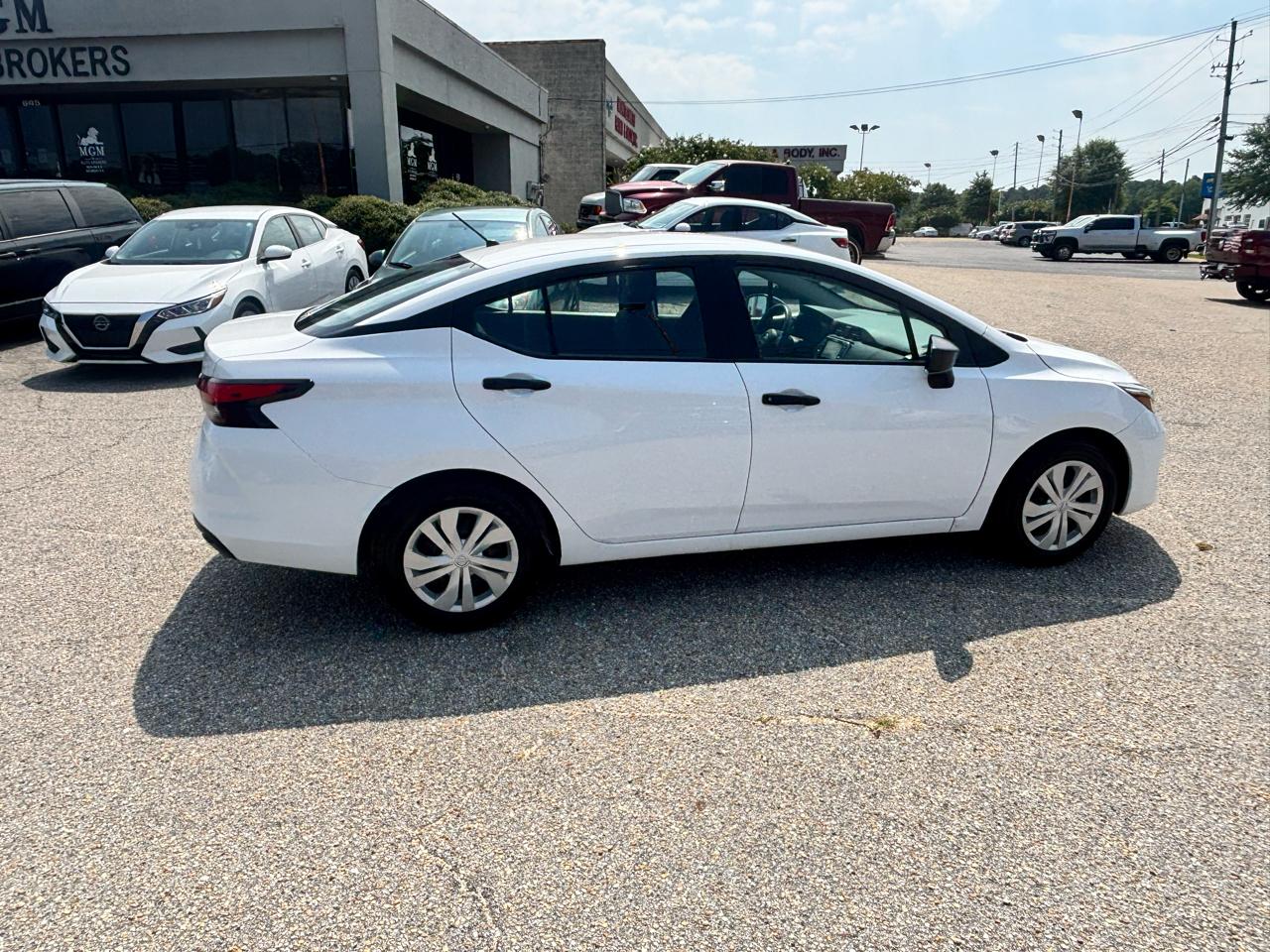 Nissan Versa  2023