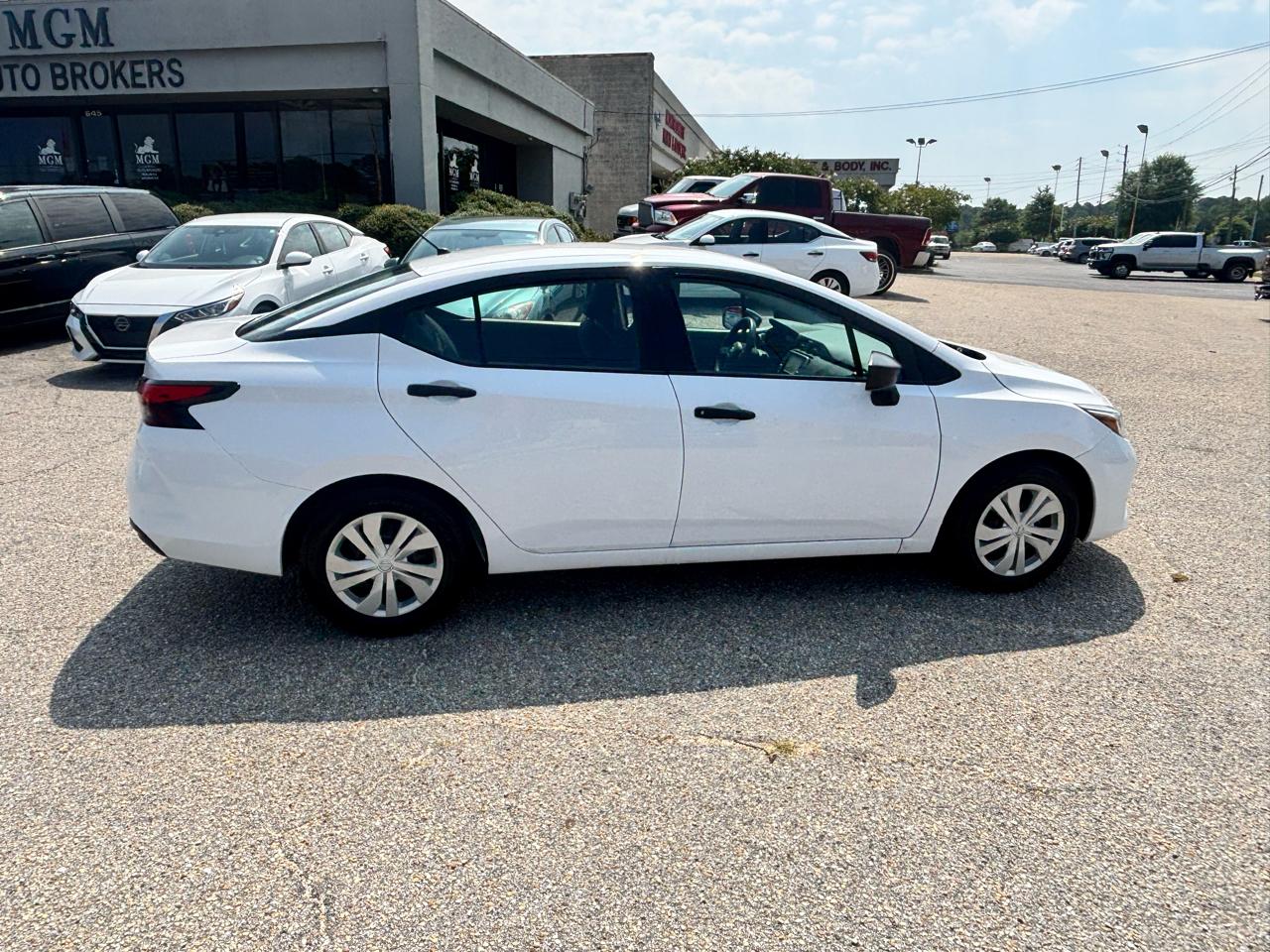 Nissan Versa  2023