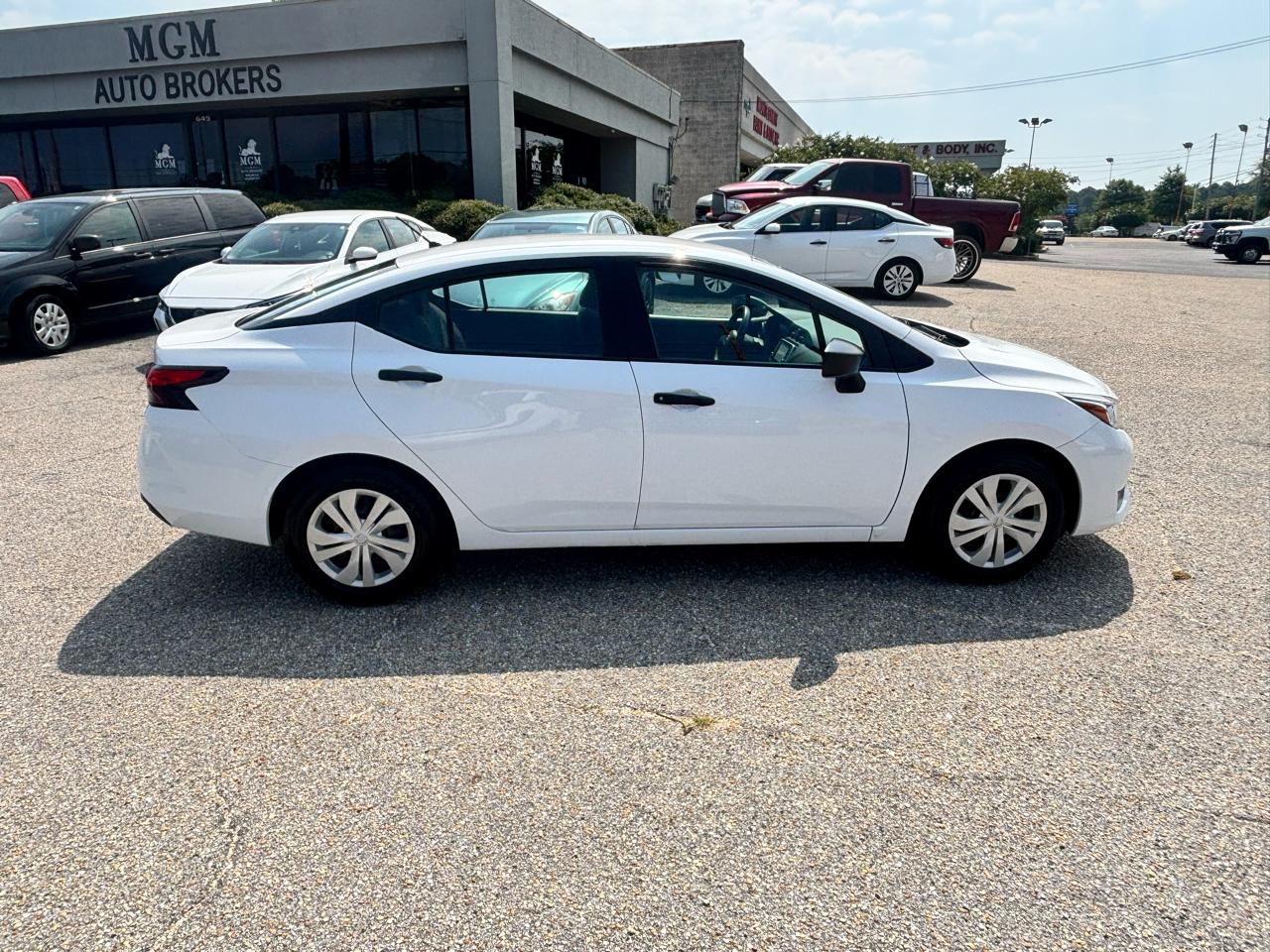 Nissan Versa  2023
