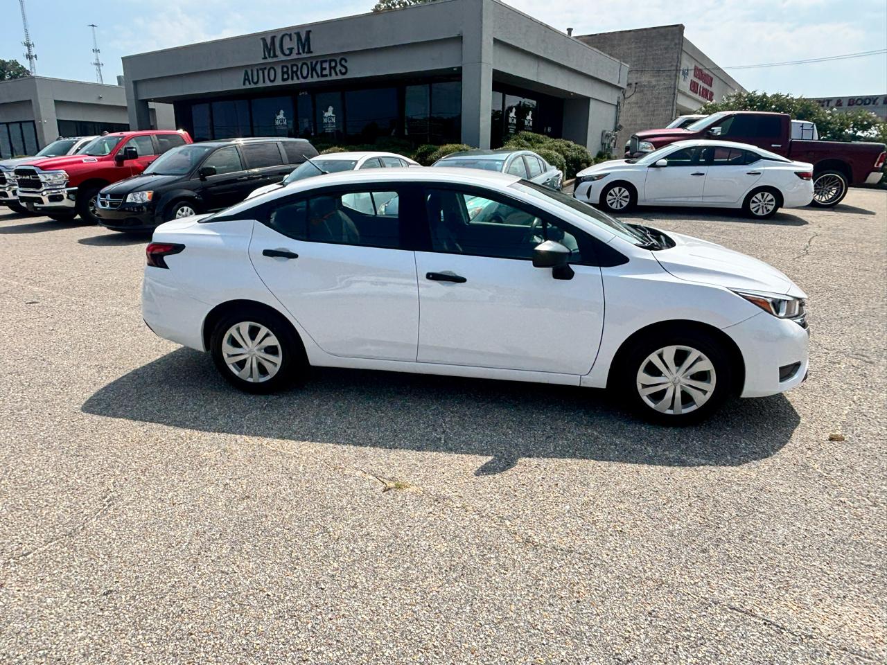 Nissan Versa  2023