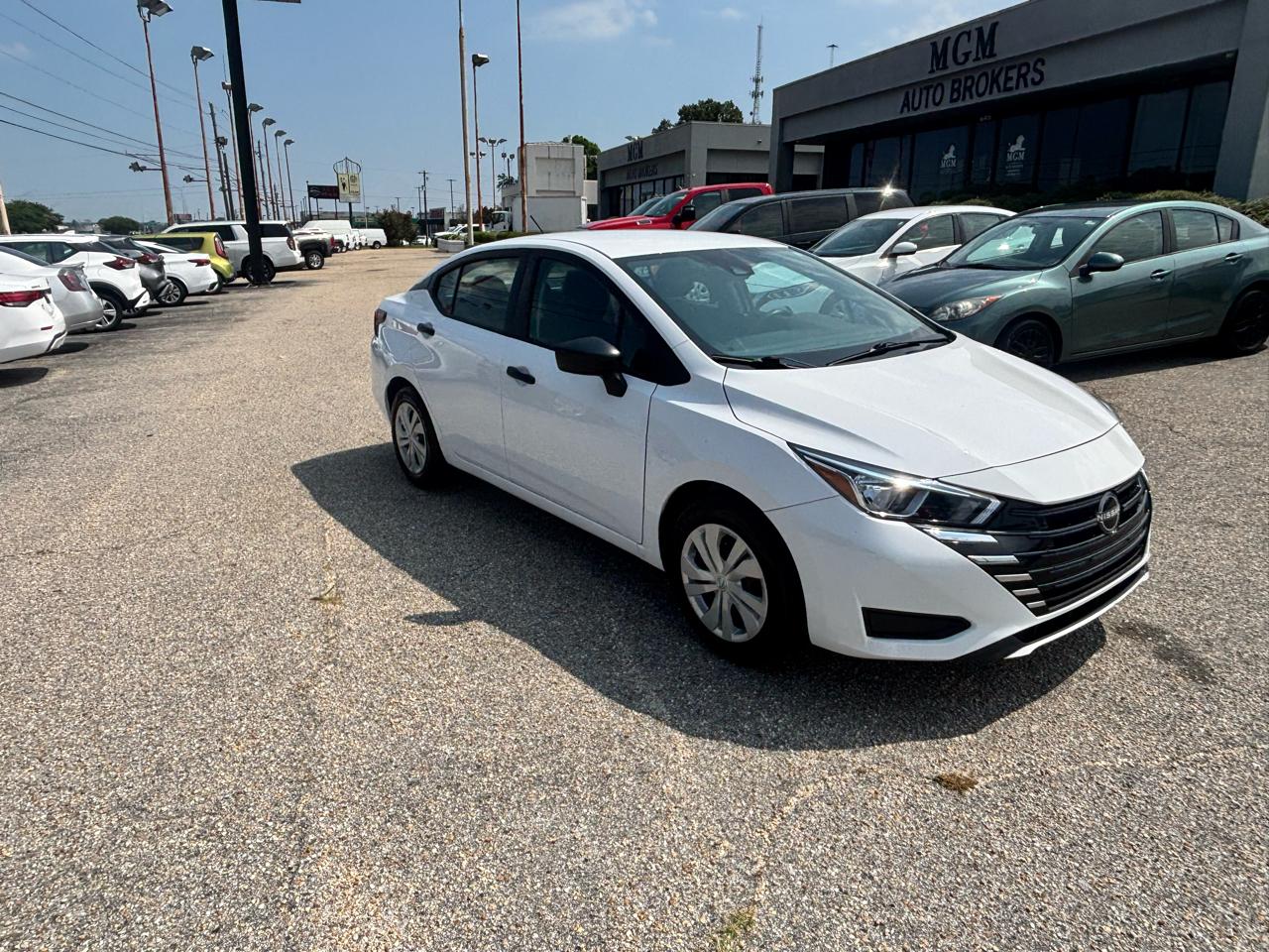 Nissan Versa  2023