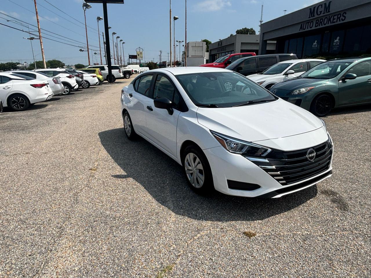Nissan Versa  2023