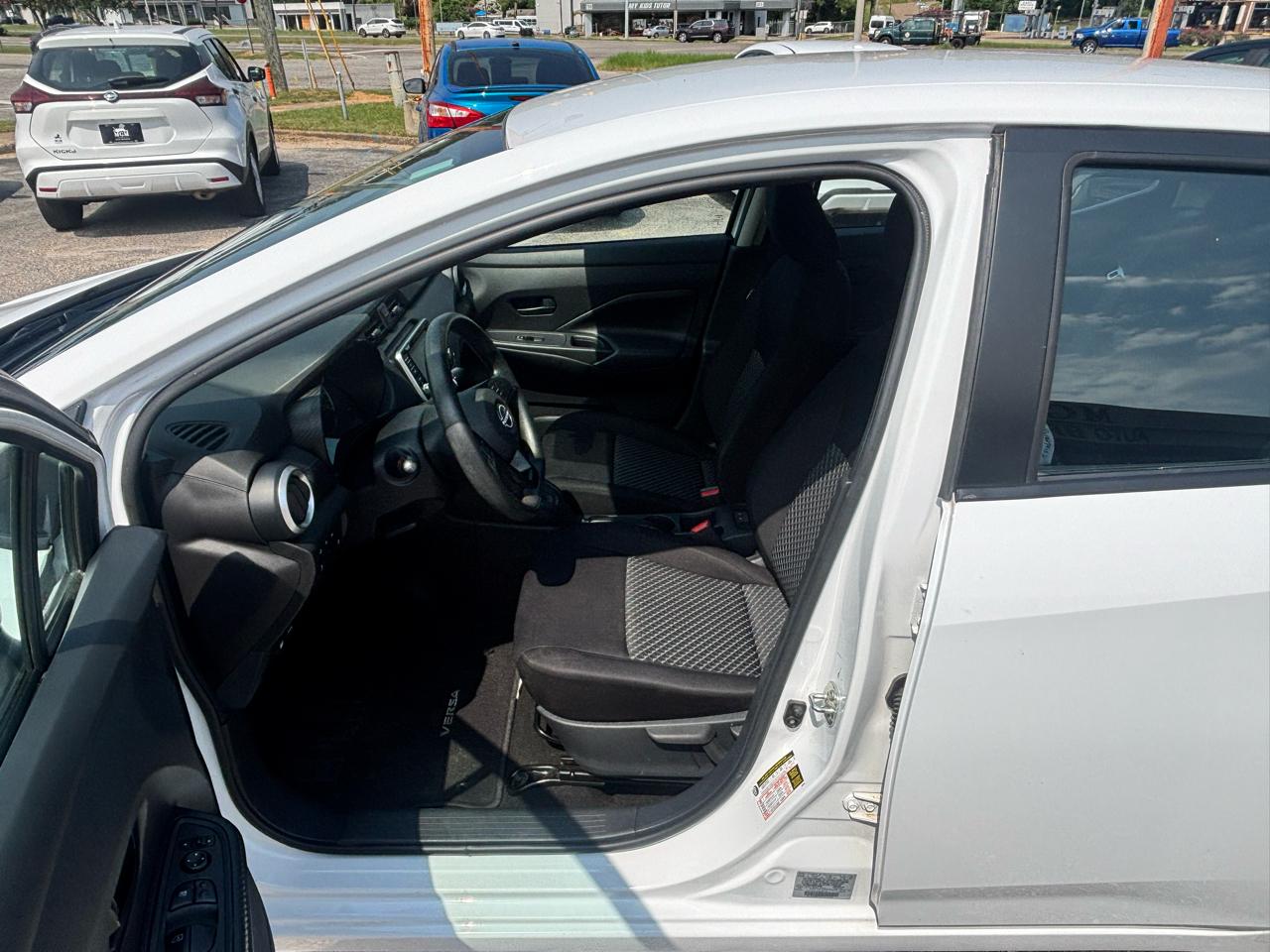 Nissan Versa  2023