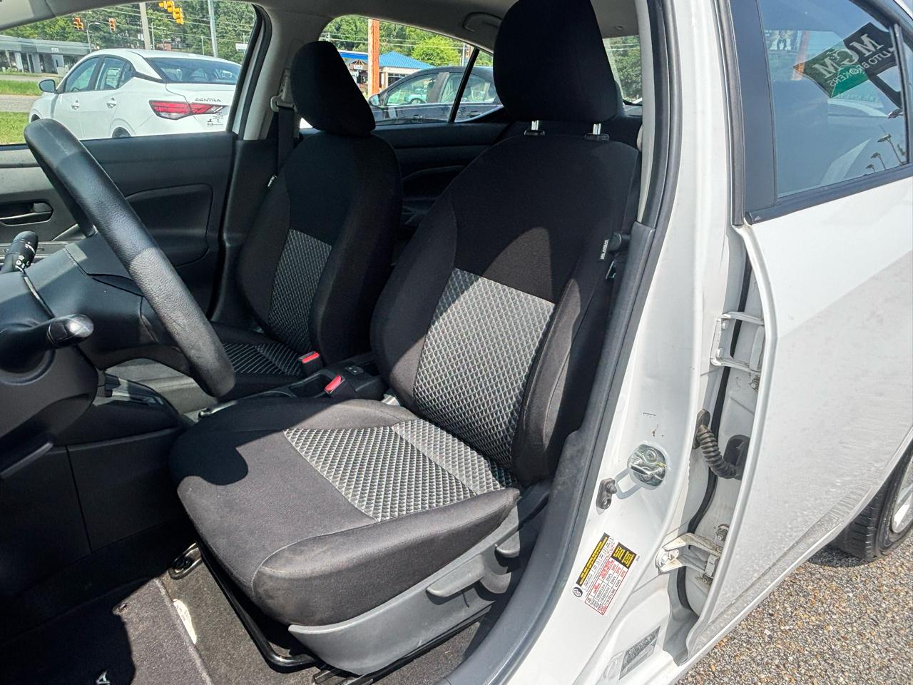 Nissan Versa  2023