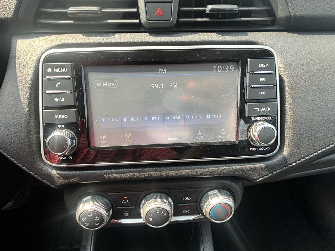 Nissan Versa  2023