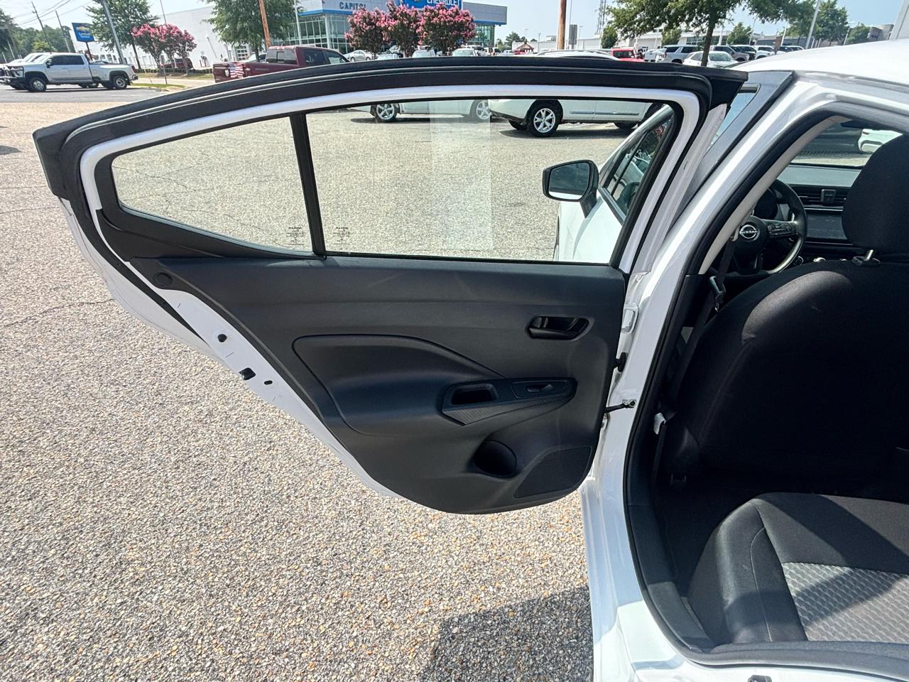Nissan Versa  2023