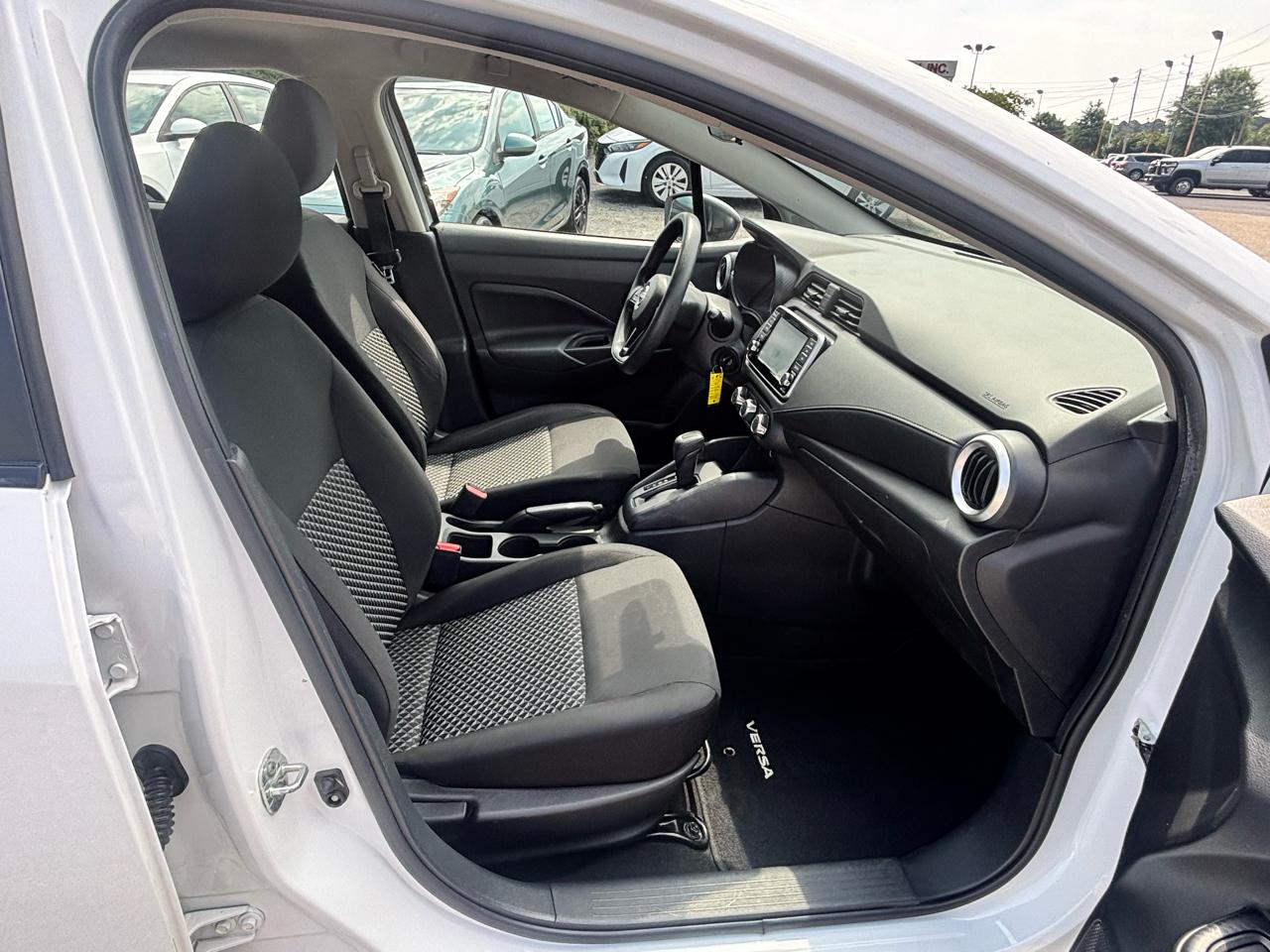 Nissan Versa  2023