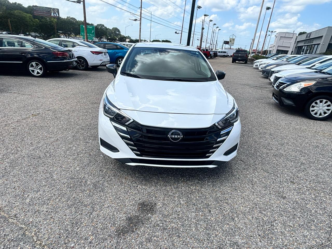 Nissan Versa  2023