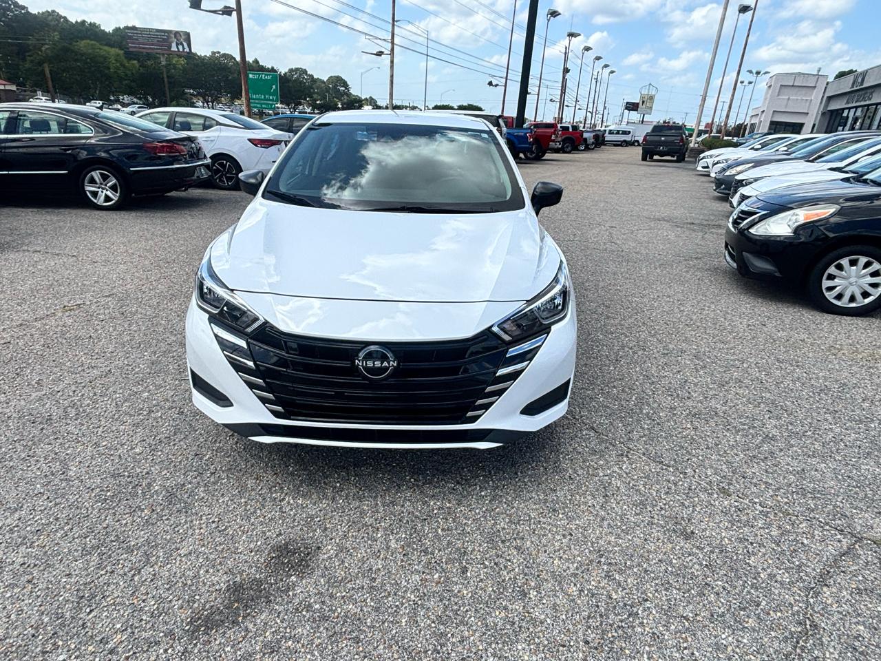 Nissan Versa  2023