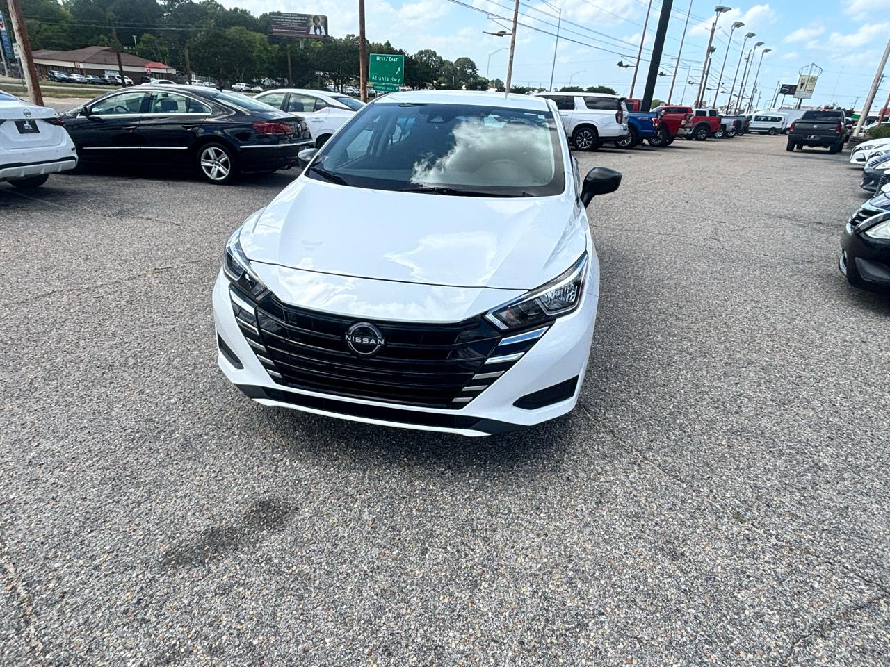 Nissan Versa  2023