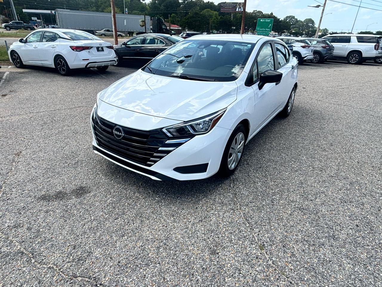 Nissan Versa  2023