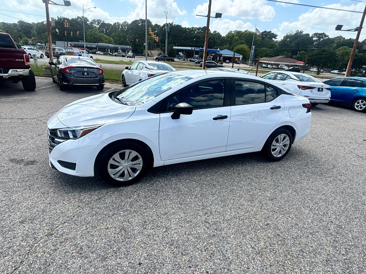 Nissan Versa  2023