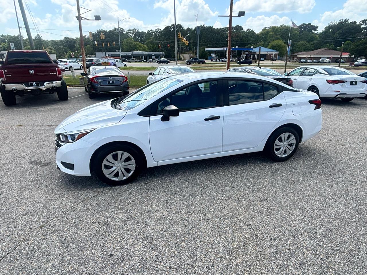 Nissan Versa  2023