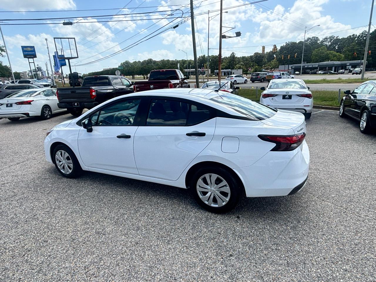 Nissan Versa  2023
