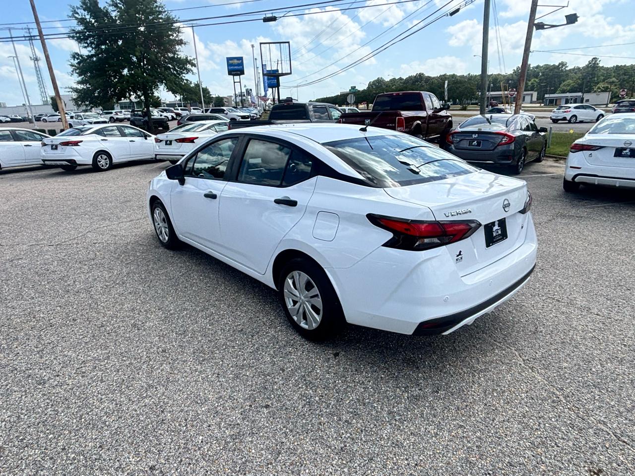 Nissan Versa  2023