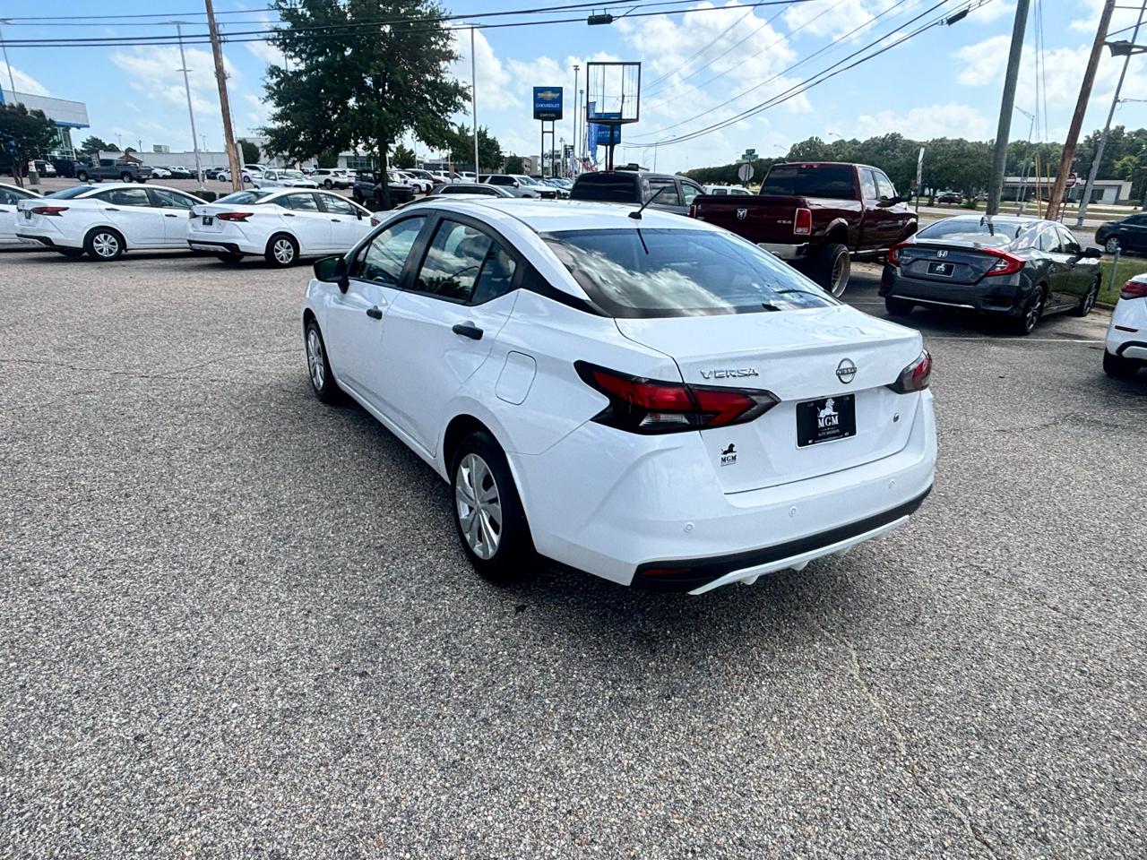Nissan Versa  2023