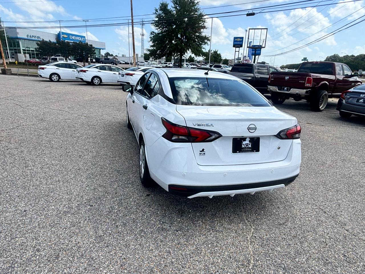 Nissan Versa  2023