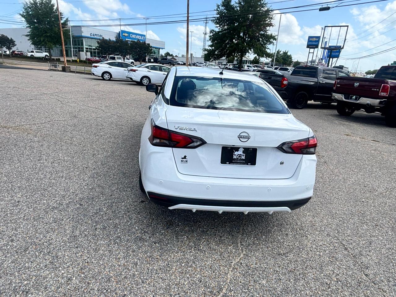 Nissan Versa  2023