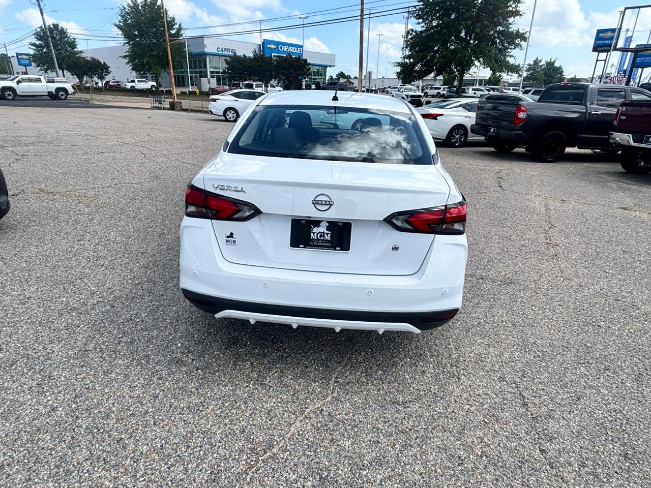 Nissan Versa  2023