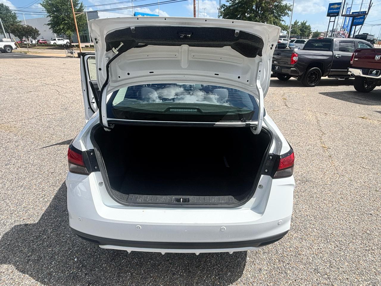 Nissan Versa  2023