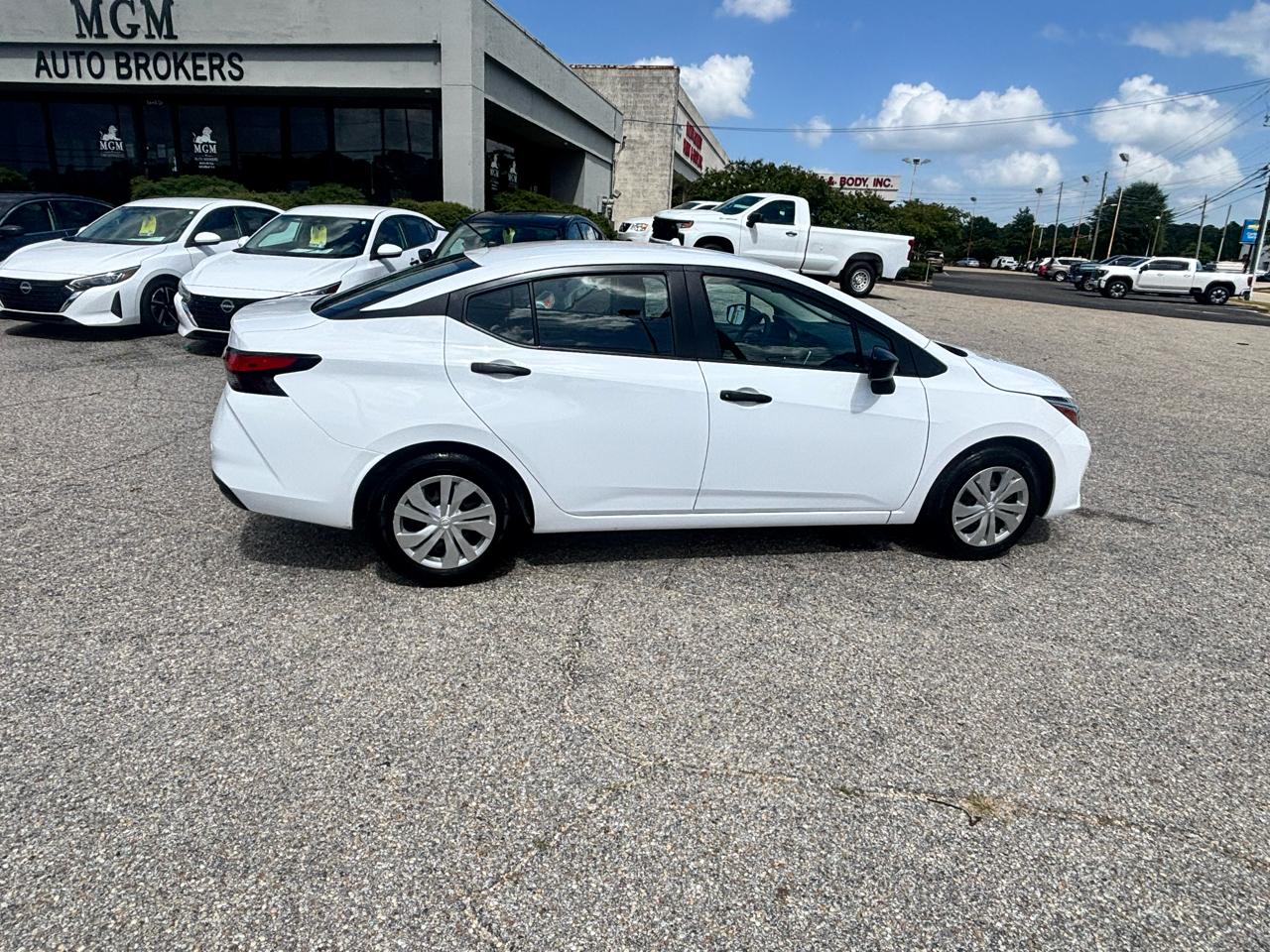 Nissan Versa  2023
