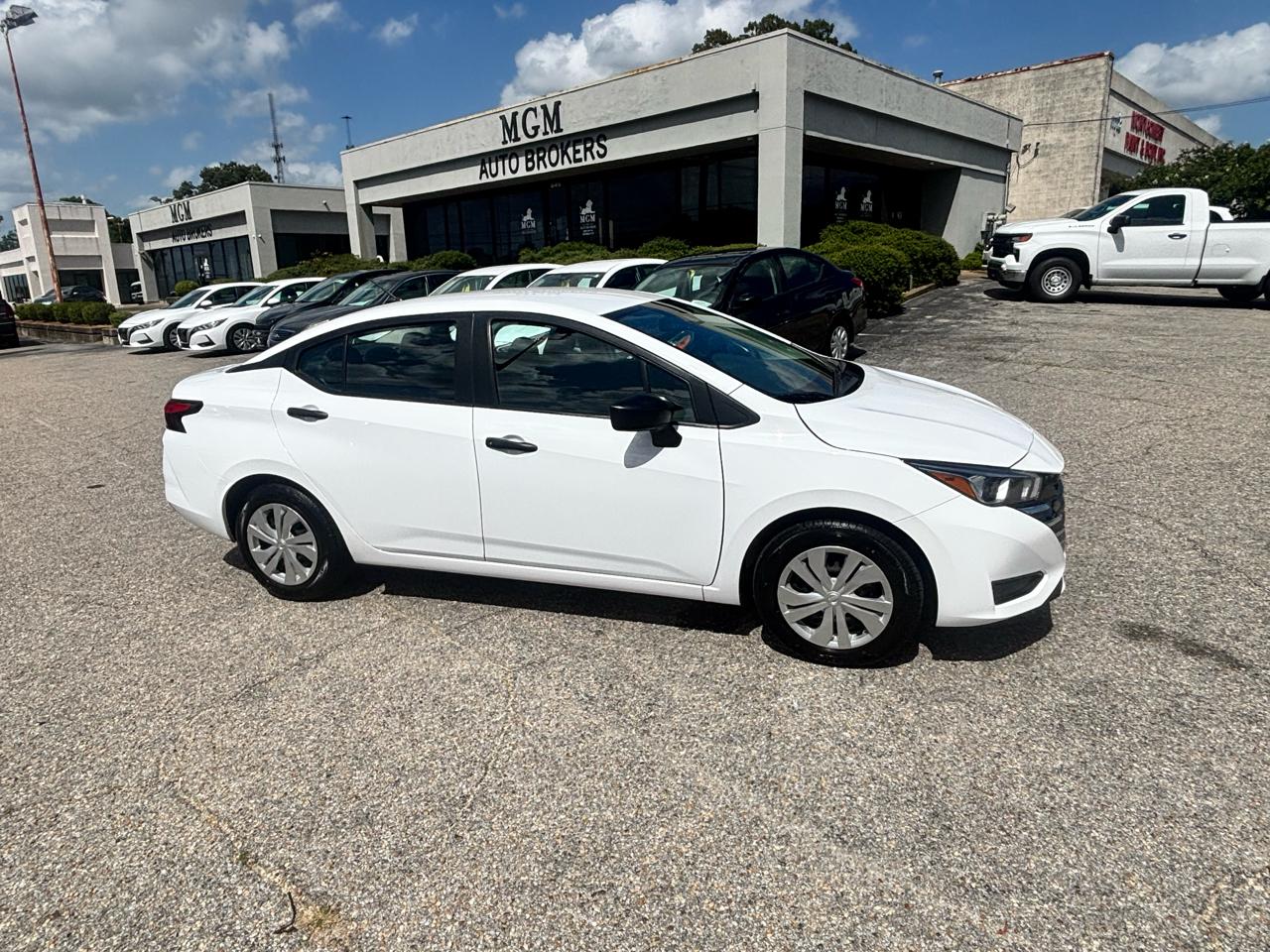 Nissan Versa  2023