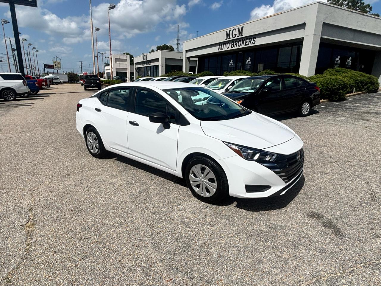 Nissan Versa  2023
