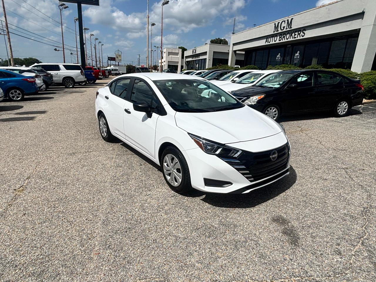 Nissan Versa  2023